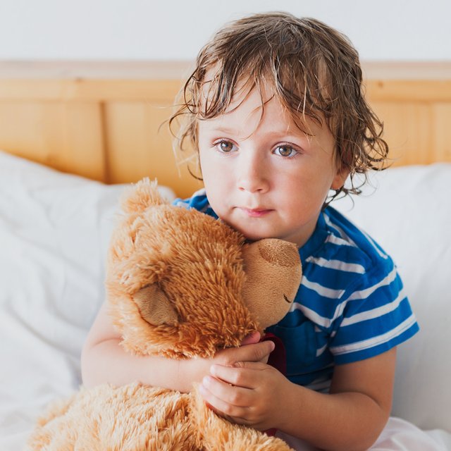 Почему ребёнок потеет во сне и нужно ли из-за этого волноваться