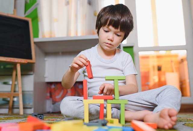 Ребенок не общается со сверстниками в детском саду: стоит ли беспокоиться