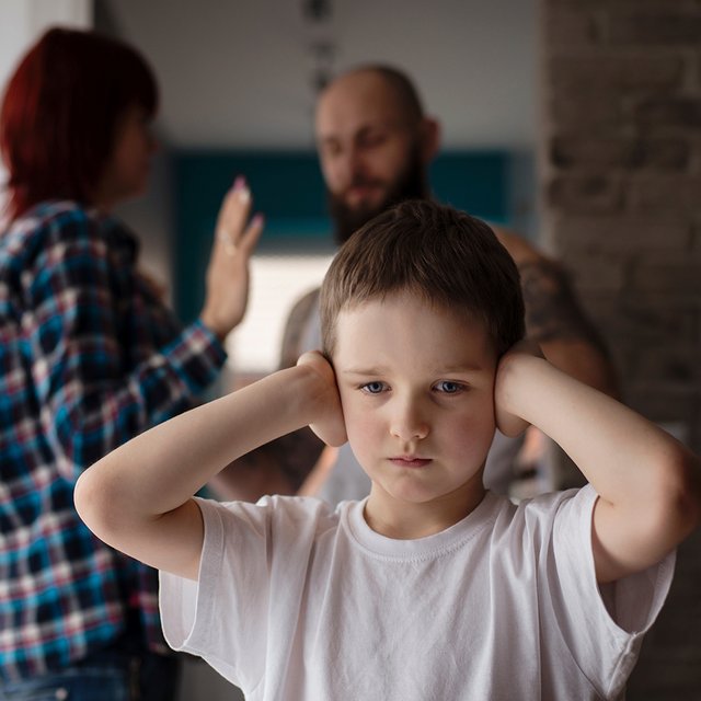 «Иди в комнату, маме с папой надо поговорить!». Дети и семейные ссоры: как вести себя правильно