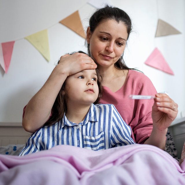 Омикрон или ОРВИ? Ковид у детей – на что обращать внимание и когда звонить в скорую