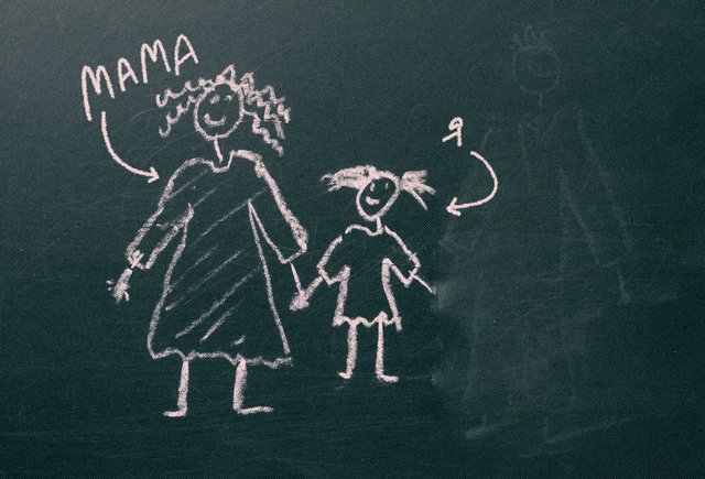 Дочь написала на доске всех членов семьи, кроме папы. Как реагировать, если мой муж расстроился?