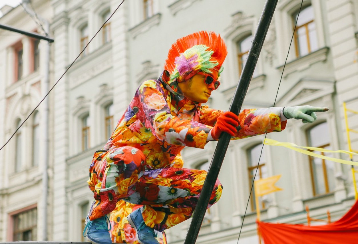 Яркие люди. Яркие люди уличный театр. Красивые яркие люди. Яркая личность. Дамы фестиваль яркие люди.