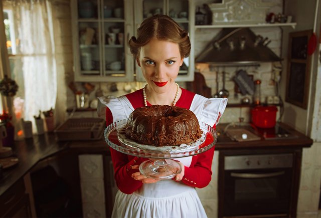 «Традиционная жена» — что это за тренд и почему женщины снова хотят варить борщи и рожать детей, а не строить карьеру