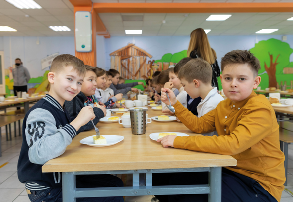 Не пирожками едиными: буфеты столичных школ предлагают детям фрукты и живые йогурты