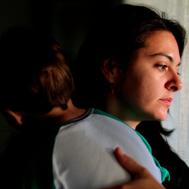 «Боюсь, что ребёнок проглотит таблетку или что-то опасное». Современные родители — о своих главных страхах