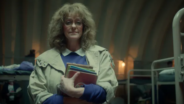 Хоуп Хайнс Лав в роли Мисс Харис