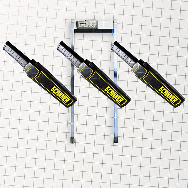 «Дядька втыкает в телефон и курит за воротами»: родители и дети – об охране в их школах