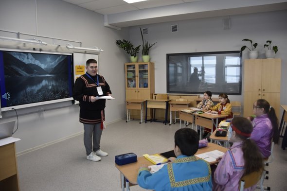 Учитель хантыйского ведет урок