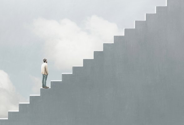 Иллюстрация. Мужчина стоит на середине лестницы и смотрит вверх. Почему мы бросаем дела на полпути