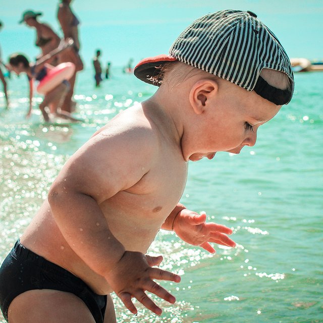 Зачем ребёнку кепка в тёплую погоду — разве в ней голова не нагревается сильнее?