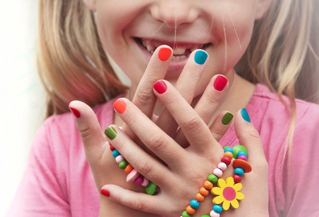 Можно ли ребёнку красить ногти — и с какого возраста