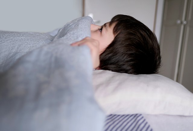 Сын в 8 лет боится спать один: что делать?