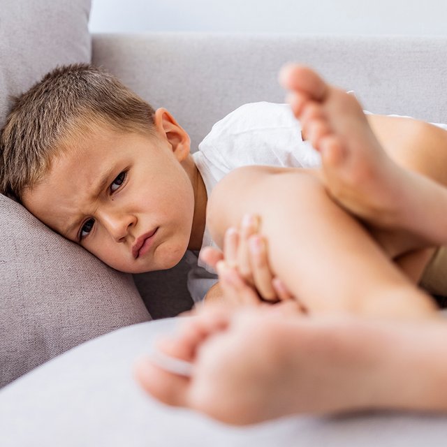 Ребёнок постоянно врёт и истерит: как реагировать бабушке