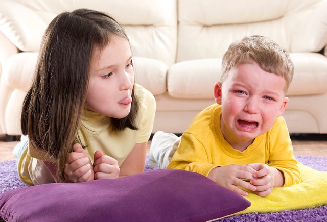 Старшая сестра постоянно обижает младшего брата: что делать родителям