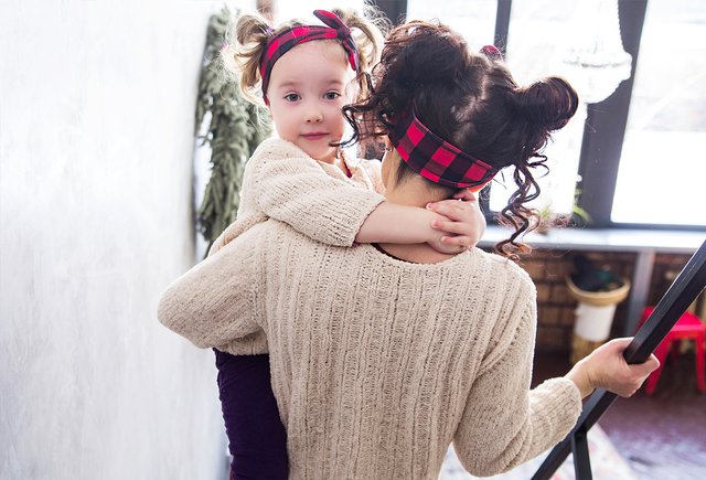 Трёхлетка постоянно просится на ручки: нормально ли это