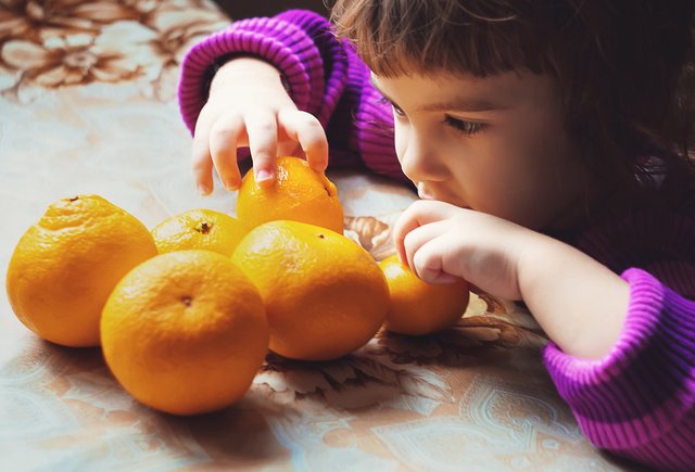Сколько мандаринов можно съесть ребёнку? А хурму можно давать? Вопросы про зимние фрукты