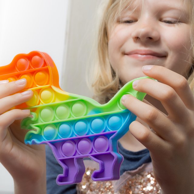 Почему поп-ит и симпл-димпл так нравятся детям? И полезно ли с ними играть?