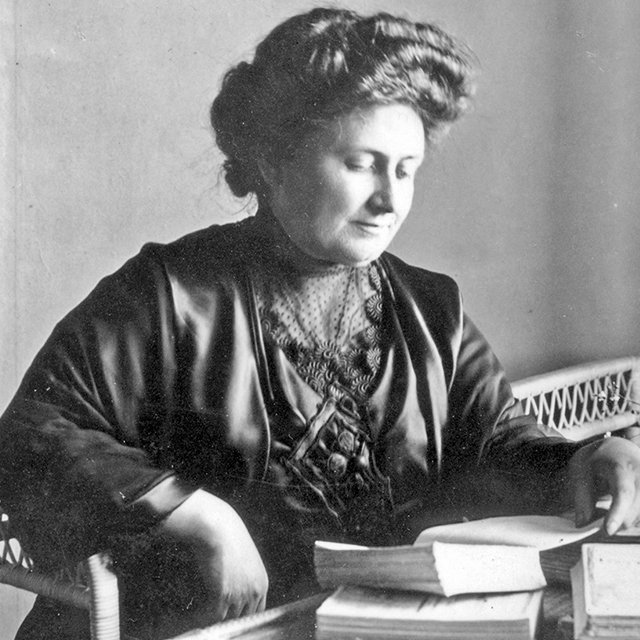 «Уважать ребёнка наравне со взрослым». Как Мария Монтессори предложила перестать воспитывать детей