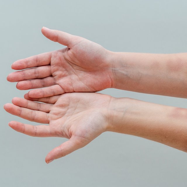 Ребёнок приходит домой с синяками, но не говорит, что случилось: как быть родителям