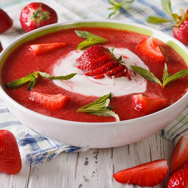 Окрошка из клубники и ещё 4 рецепта холодных сладких супов
