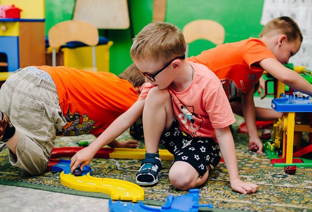 «Родители и так не видят детей и не занимаются ими»: будут ли детсады работать до 20:00