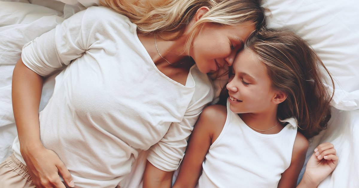 «Просыпается ночью, идет к нам в кровать»: 4 вопроса про детский сон, которые волнуют родителей
