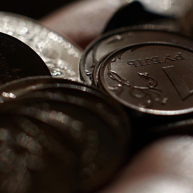 «Хотелось бы покупать фрукты, сыр, рыбу, но это дорого». Учителя – о том, как и на что они живут