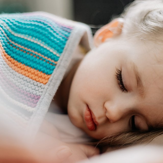 Что делать, если ребёнок скрипит зубами во сне?