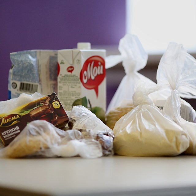 Гречка, сайра, тушёная оленина и яблоки. Что кладут в школьные продуктовые наборы в разных регионах