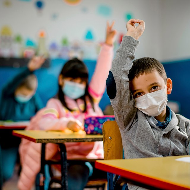 Как будут работать школы в 4-й четверти и что будет с лагерями: новые правила и снятые ограничения