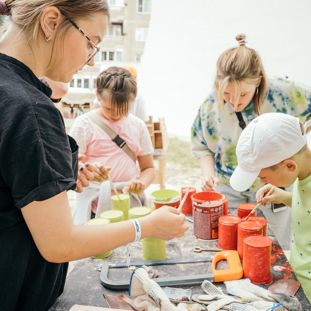 6 новых способов занять ребёнка на улице: без песочницы и площадок