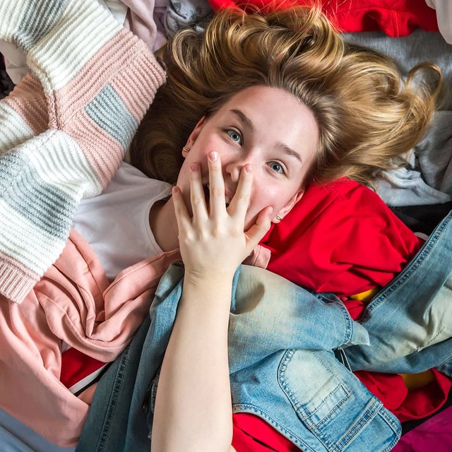 Надеть одежду наизнанку — это к деньгам? Тест по народным приметам