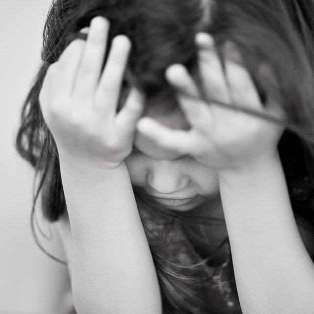 «Убью брата, маму и папу». Как дети начинают ненавидеть весь мир: история одной приёмной девочки