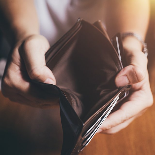 Что делать, если воспитательница просит денег в долг?