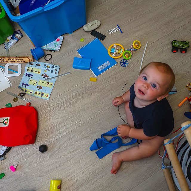 Ребёнок не хочет убирать свои игрушки: как приучить его к этому