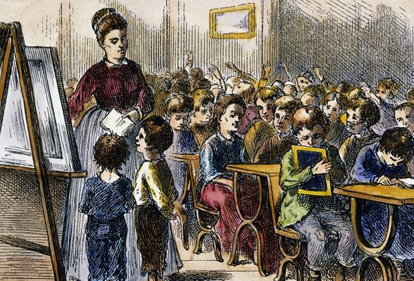 Учитель в школе. Винтажная иллюстрация. Американец, классная доска, ребёнок, детский труд, город, класс, образование, гравюра, средняя школа, интерьер, поздно, урок, грамотность, Манхэттен, север, Нью-Йорк, однокомнатная школа, общественность, ученик, школьная учительница, грифельная доска, женщины, деревянный, работа, рабочий класс, 1873