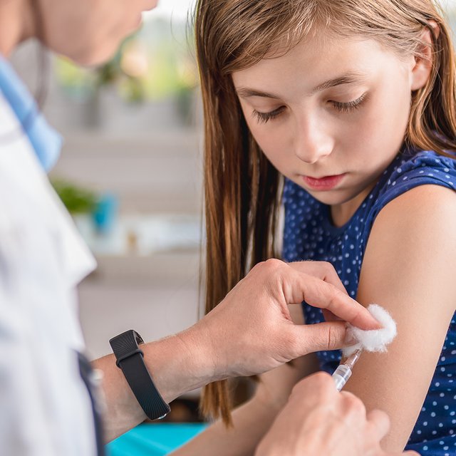 ВПЧ передается половым путем и вызывает рак шейки матки. Зачем 9-летним детям прививка от него?