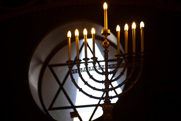 религиозный, символ, менора, суббота, скиния, церковный стул, колонны, талмуд, москва, свечи, еврейский, иерусалимский храм, малое святилище, здание, молитва, интерьер, золото, иудаизм, сентябрь, россия, семисвечник, святая святых, православный, священный, архитектура, ковчег завета, святой, скамьи, старый, тора, синагога, история, великий, древний, хоровой, хоровая синагога, религия, иудейская религия, традиционный, молитва, культура, Израиль, храм;