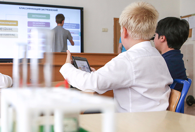 Зачем учителя пишут Ольге Васильевой, а регионы переводят на «электронную школу»