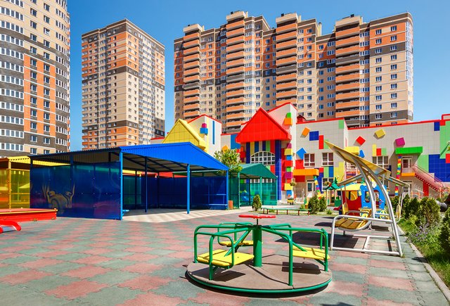 Во время прогулок в саду детей не выпускают с веранды. Это законно?