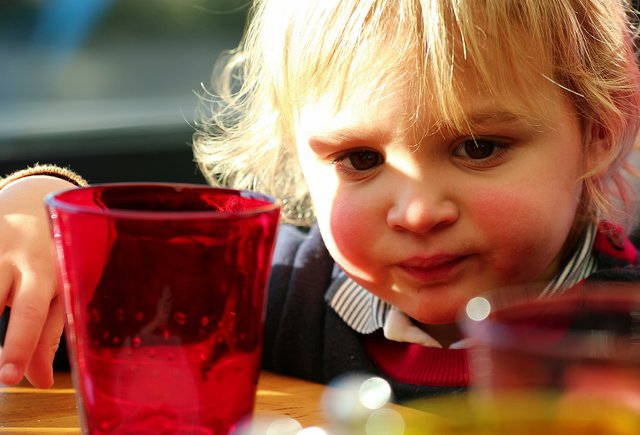 Ребёнок не хочет сидеть за столом на семейных праздниках. Что делать?