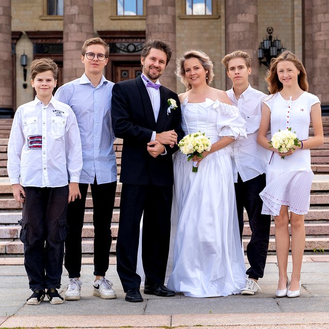 «Сложно полюбить ребёнка, который бьёт и материт тебя». Монолог приёмной мамы об изнанке усыновления