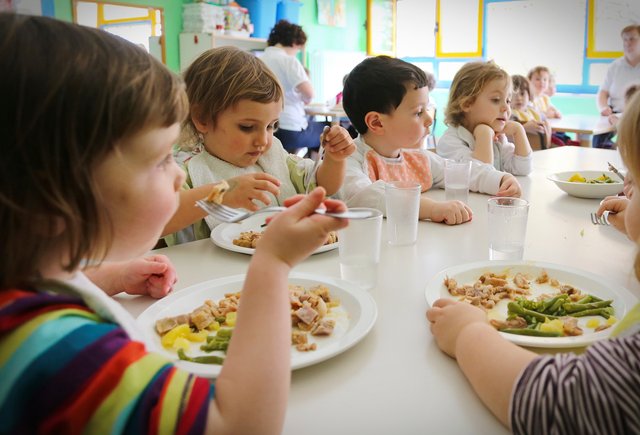 В саду просят написать заявление об отказе от ужина, потому что я забираю ребёнка раньше. Зачем это нужно?