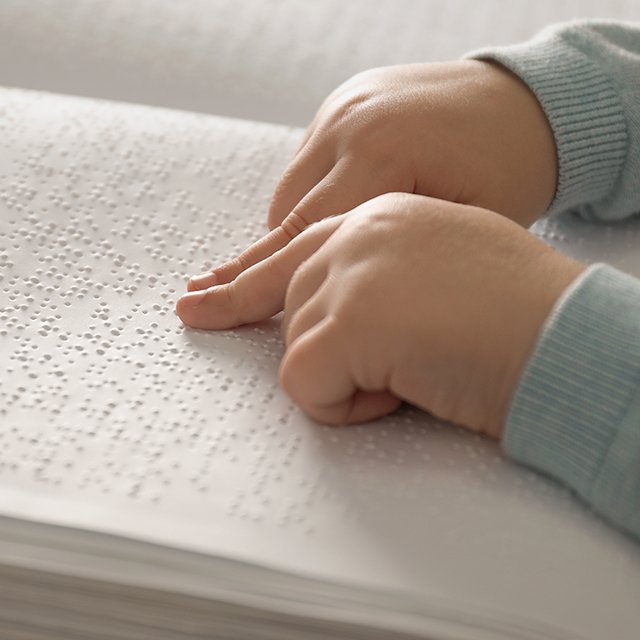 Как незрячие и слабовидящие дети учатся гладить, сдают ЕГЭ и поступают в университет