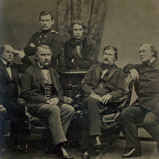 Где тут молодой Толстой? Тест: узнайте русских классиков на самом известном групповом фото