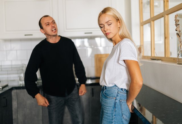 «Ценят то, что замечают». Почему мужчины обесценивают женский вклад в дом и детей — и что с этим делать