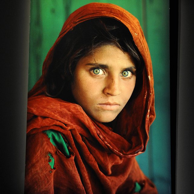 Ей грозило 14 лет тюрьмы. Как сложилась судьба афганской девочки со знаменитого фото