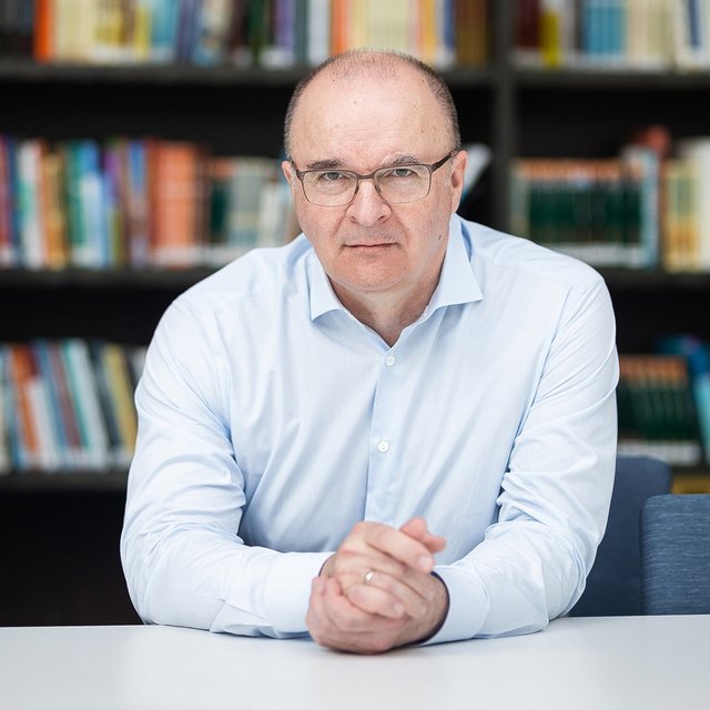 «О чём говорить с детьми, как им помочь?» Директор школы «Летово» Михаил Мокринский — о воспитании и ценностях