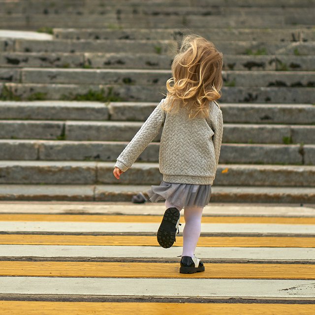 Чему учить ребёнка, который гуляет один, и от каких подарков надо отказаться в детских садах