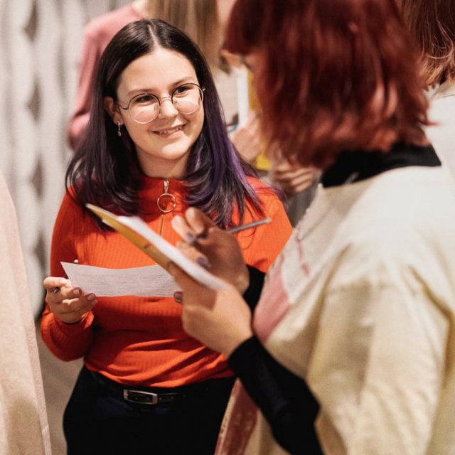 «Всё ещё слышу обидные шутки одноклассников». Как девочка из семьи глухих родителей пережила травлю